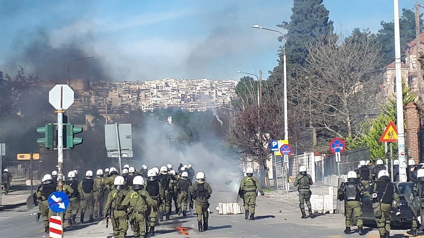 Πεδίο μάχης το κέντρο της Θεσσαλονίκης! Μολότοφ και χημικά
