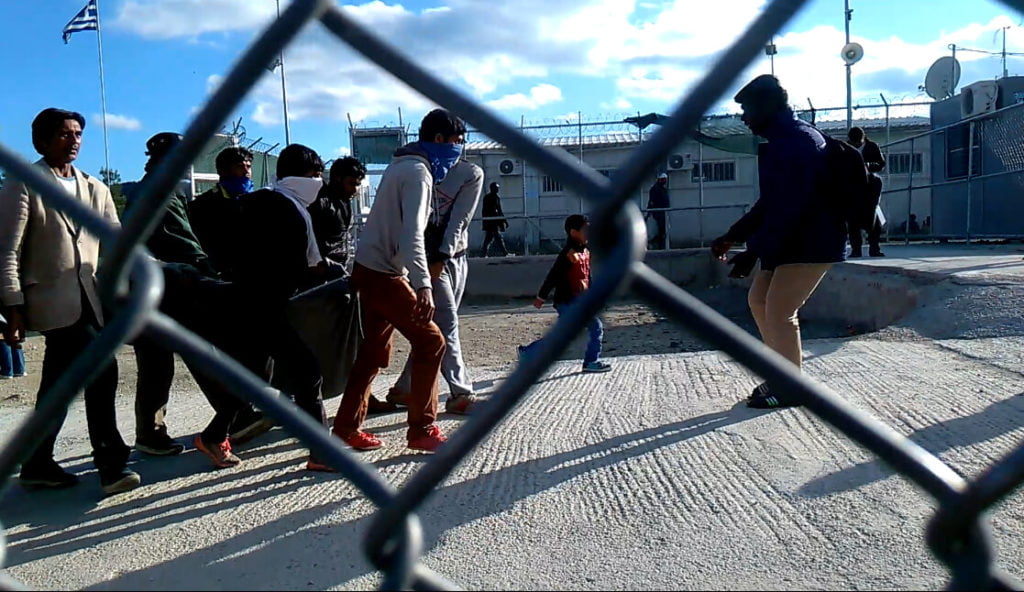 Guardian: Οι πρόσφυγες στην Ελλάδα ζουν δίπλα σε φίδια, ποντίκια και λύματα