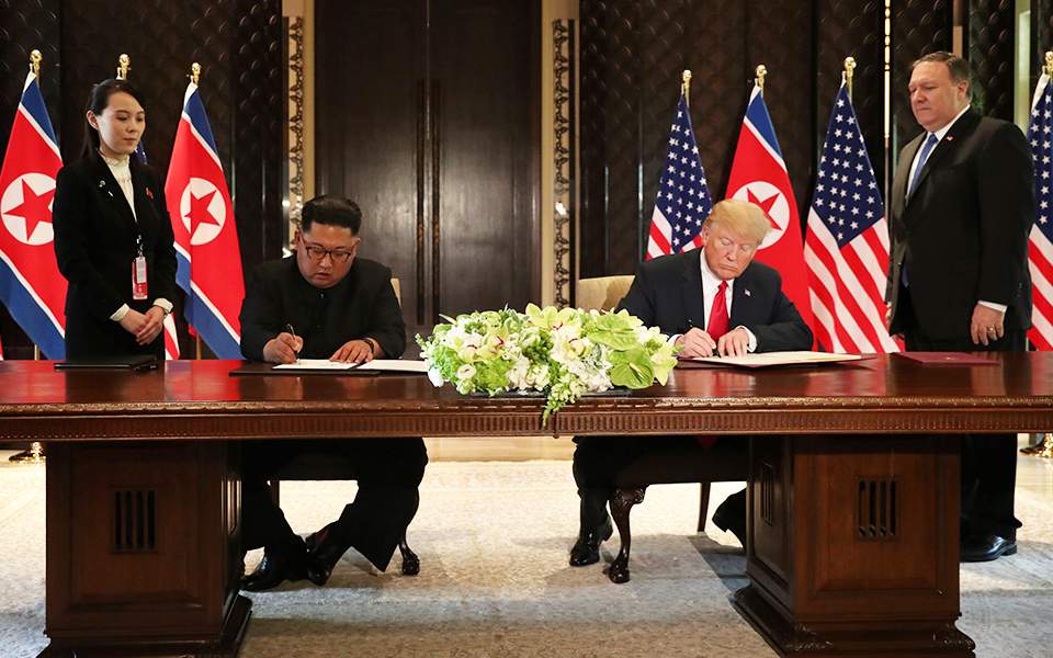 Υπέγραψαν ιστορική συμφωνία Τραμπ – Κιμ Γιονγκ Ουν