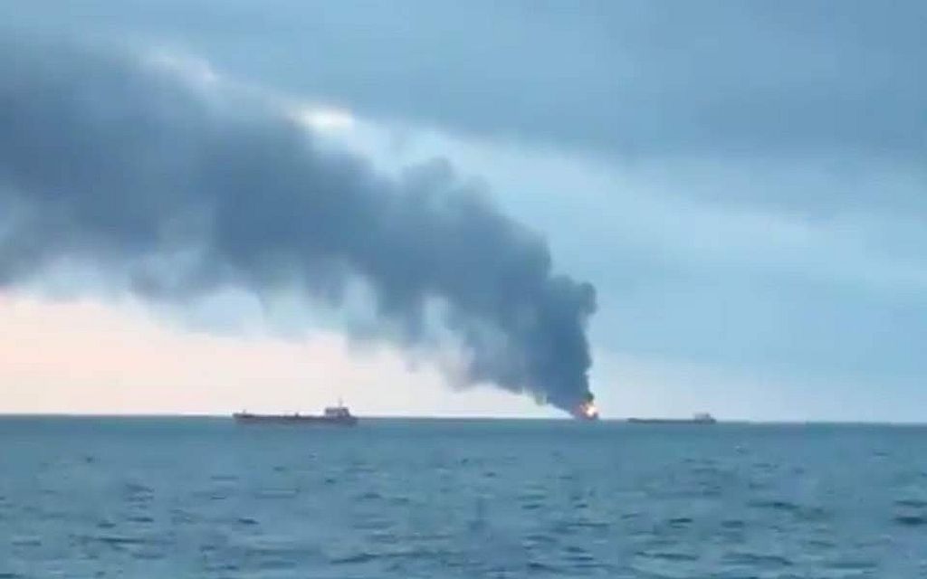 Κριμαία: Φωτιά σε δύο πλοία στα στενά του Κέρτσ (ΒΙΝΤΕΟ)