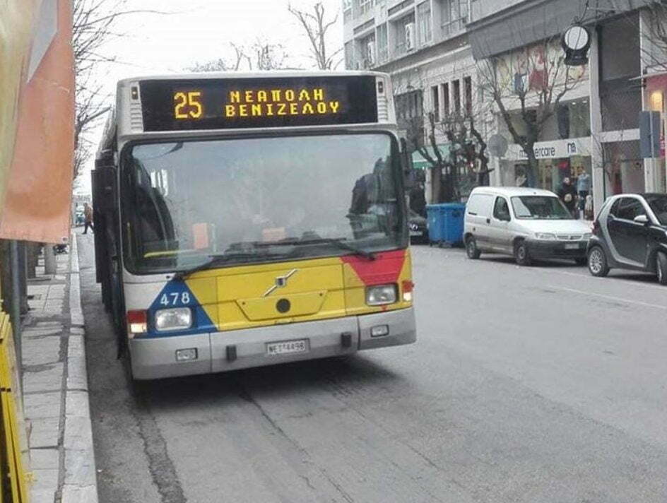 Ασυνείδητος οδηγός «εγκλώβισε» δεκάδες επιβάτες λεωφορείου (ΦΩΤΟ)