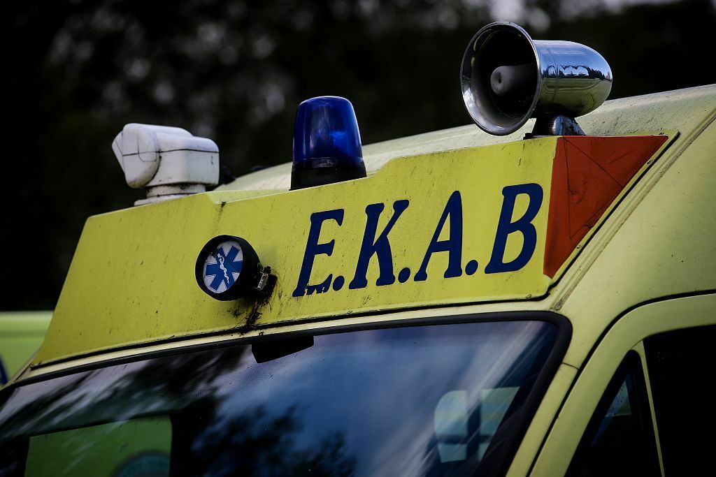 Nέα επίθεση σε διασώστες του ΕΚΑΒ: Γυναίκα έκανε γυαλιά – καρφιά ασθενοφόρο