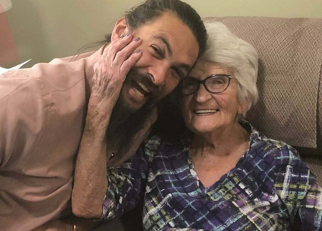 Ο «Aquaman» και η γιαγιά του ρίχνουν το Instagram