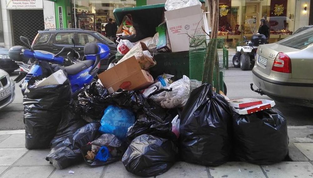 Θεσσαλονίκη: Μετά το χιόνι έρχονται τα σκουπίδια – Πάνω από 500 τόνοι έχουν συσσωρευτεί στην πόλη