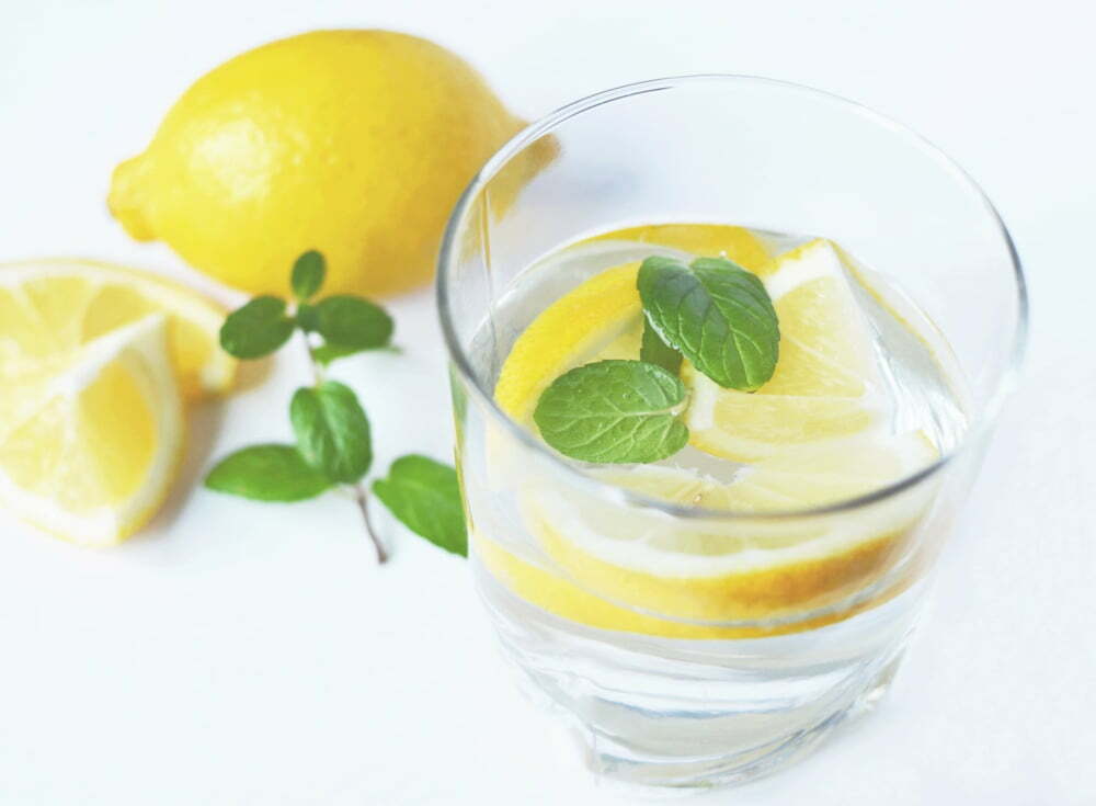 Ξεκινήστε τη μέρα σας πίνοντας νερό με λεμόνι