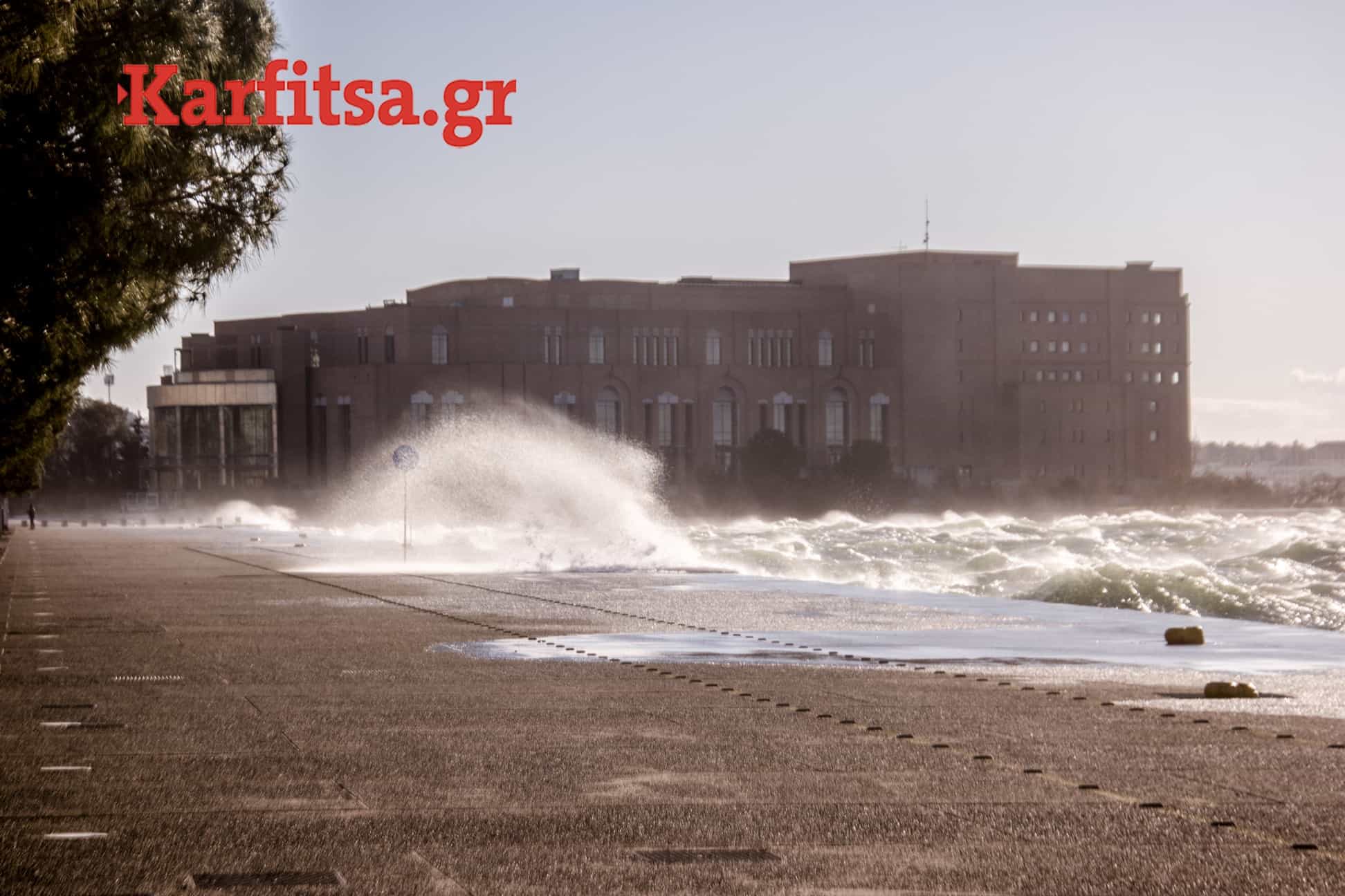 Τα κύματα σκέπασαν την παραλία της Θεσσαλονίκης (ΦΩΤΟΡΕΠΟΡΤΑΖ)