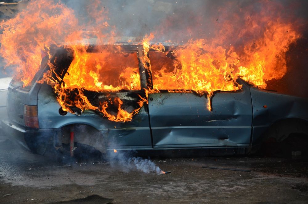 Θεσσαλονίκη: Φωτιά σε δύο Ι.Χ αυτοκίνητα σε πυλωτή