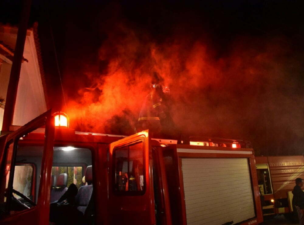Πυρκαγιά ξέσπασε σε εργοστάσιο ξυλείας στη Λάρισα