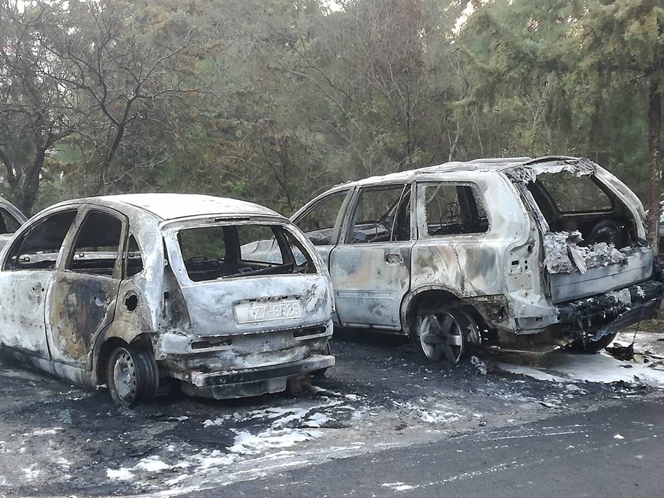 Θεσσαλονίκη: Κάηκαν τέσσερα ΙΧ σε  υπαίθριο χώρο στάθμευσης (φωτο)