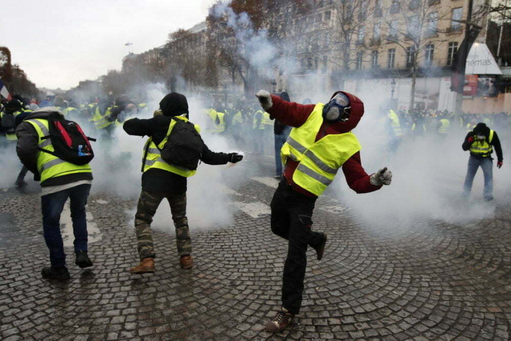 «Κίτρινα γιλέκα»: Επεισόδια και δακρυγόνα σε διάφορες πόλεις της Γαλλίας