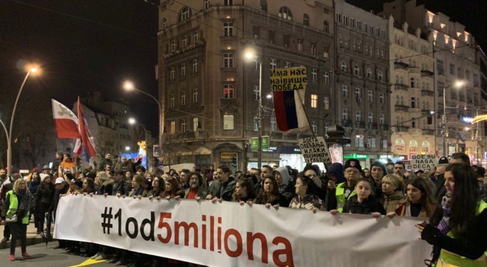 Χιλιάδες στους δρόμους Ιταλίας και Σερβίας