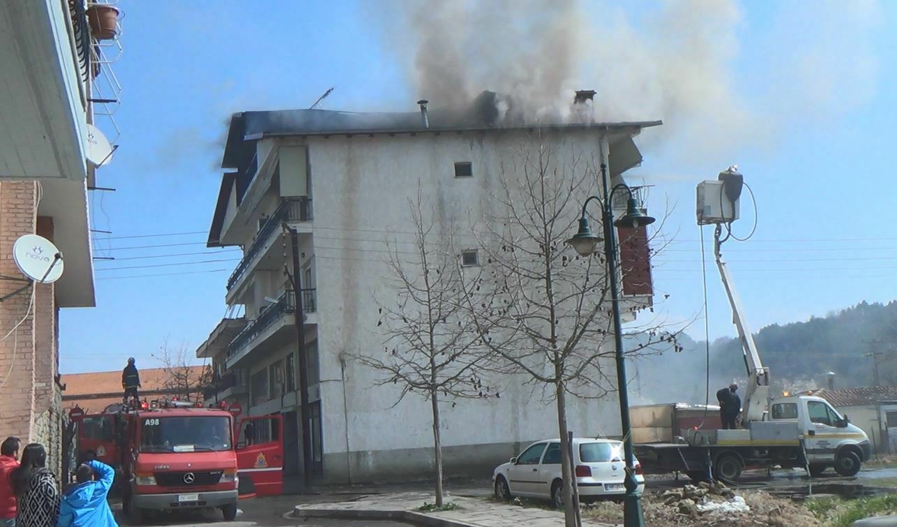 Γρεβενά: Πυροσβέστες απεγκλώβισαν ηλικιωμένη από φλεγόμενη πολυκατοικία