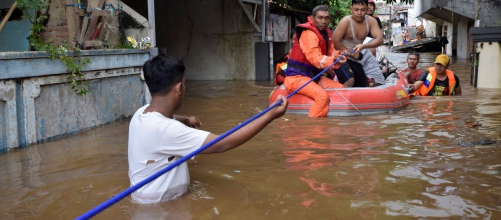 Φονικές πλημμύρες στην Ινδονησία – 42 νεκροί, 21 τραυματίες