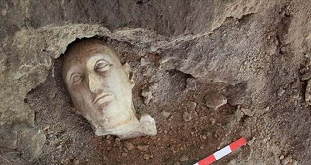Πέλλα: Αγρότης βρήκε αρχαία κεφαλή στο χωράφι του