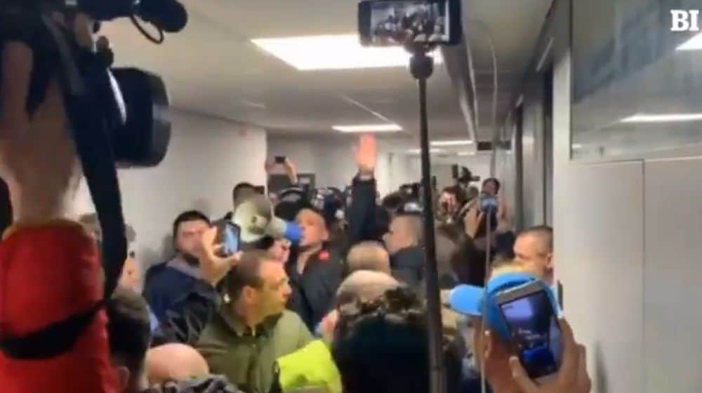 Σερβία: Διαδηλωτές εισέβαλαν στο κτήριο της δημόσιας τηλεόρασης