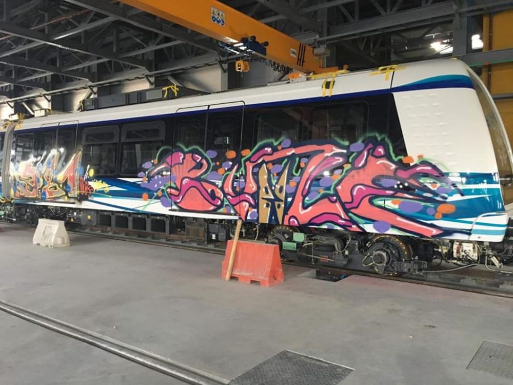 Έκαναν γκράφιτι στα πρώτα βαγόνια του Μετρό Θεσσαλονίκης (ΦΩΤΟ)