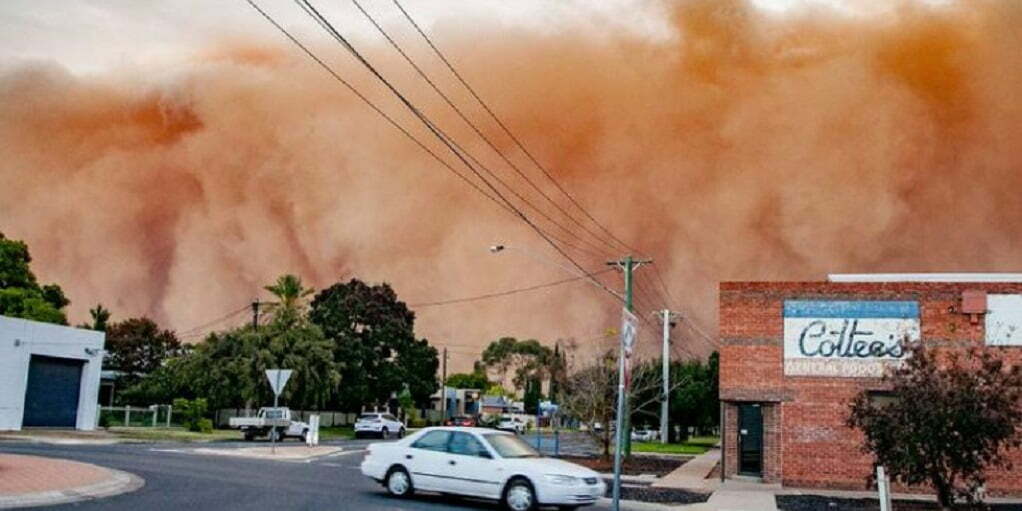 Τεράστια αμμοθύελλα «καταπίνει» ολόκληρη πόλη στην Αυστραλία (VIDEO)