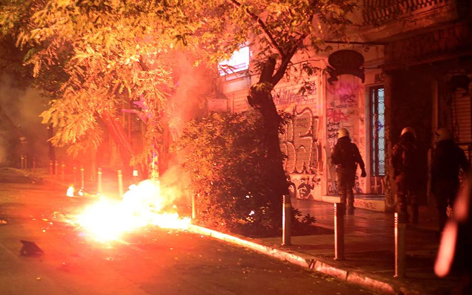 Επιθέσεις με μολότοφ στα γραφεία του ΣΥΡΙΖΑ και στα Εξάρχεια