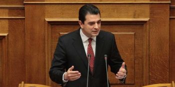 Βουλή: Κόντρα K. Σκρέκα – M. Κατρίνη για την τροπολογία για την οικονομική ενίσχυση για το ρεύμα
