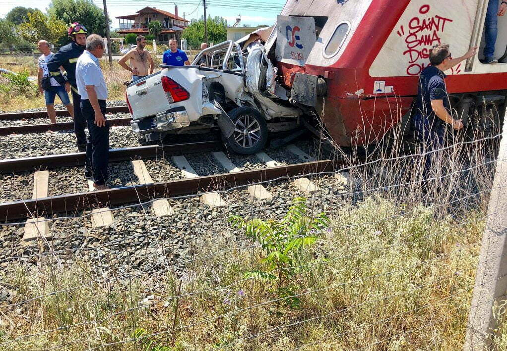 Θεσσαλονίκη: Νεκρή η έγκυος συνοδηγός του ΙΧ που συγκρούστηκε με τρένο (ΦΩΤΟ)