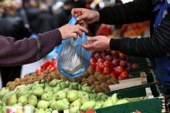 Θεσσαλονίκη: Να αυξηθούν τα μέτρα των πάγκων τους στις λαϊκές αγορές, ζητούν παραγωγοί, επαγγελματίες και μικροπωλητές