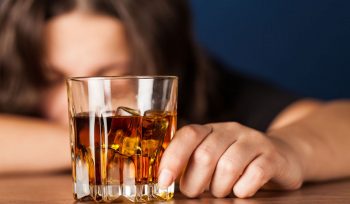 Γιατί το αλκοόλ μας «κλέβει» τη μνήμη; Μια ειδικός εξηγεί ποιο είναι το πιο επικίνδυνο ποτό