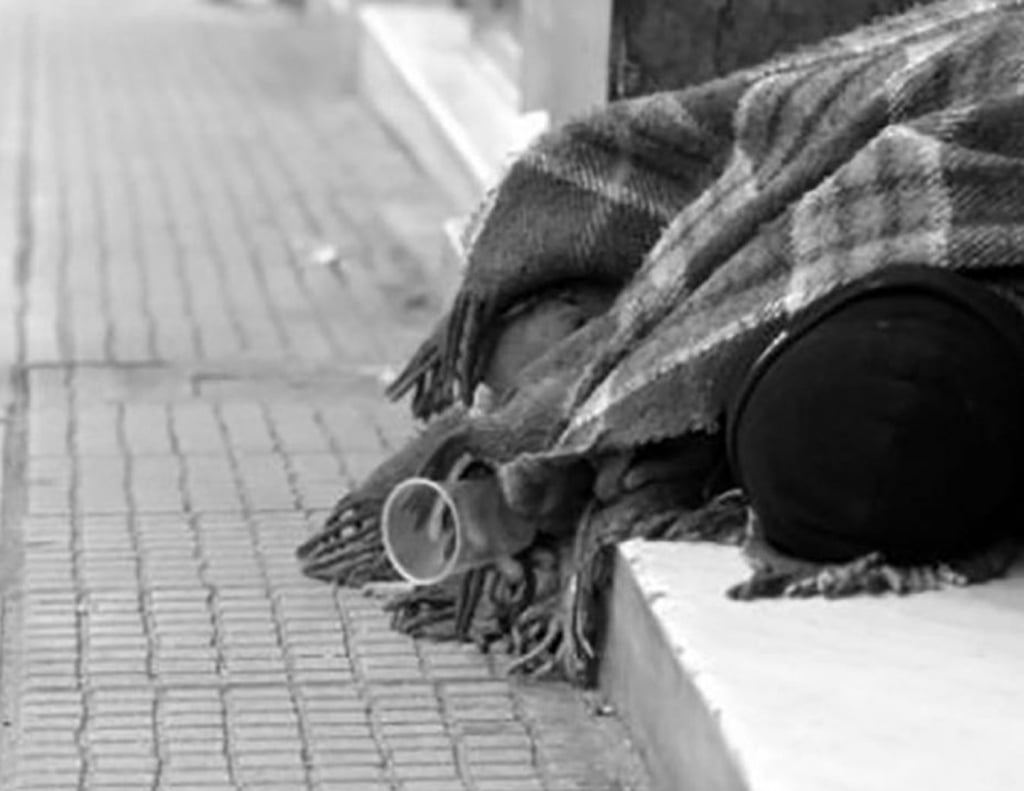 Κακοκαιρία «Ελπίδα»: Τι να κάνετε αν δείτε έναν άστεγο στο ψύχος