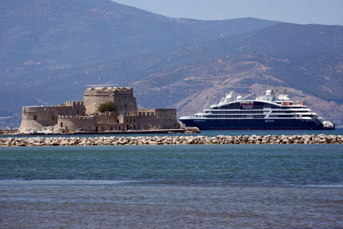 Κορονοϊός – Ζαχαράκη: τετραπλάσιοι τουρίστες φέτος στην Ελλάδα