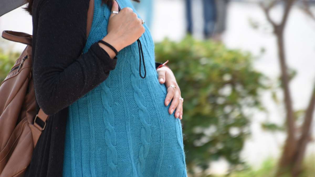 Εμβολιασμός στην εγκυμοσύνη: Γιατί παραμένει χαμηλός στην Ελλάδα – Οι κίνδυνοι
