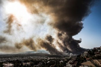 Τι απαντά ο ΑΔΜΗΕ για την πυρκαγιά στη Βαρυμπόμπη