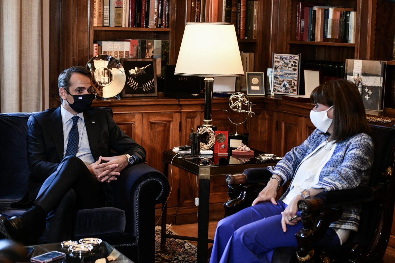 Μητσοτάκης και Σακελλαροπούλου: Έκκληση για εμβολιασμούς