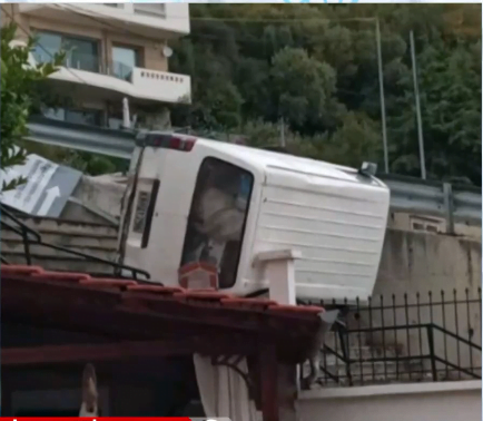 Καβάλα: Φορτηγό προσγειώθηκε στη στέγη σπιτιού (Βίντεο)