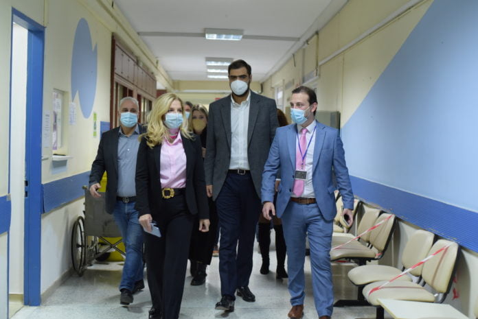 Μαρινάκης και Βοϊδονικόλας στο Νοσοκομείο Μεταξά για την Παγκόσμια Ημέρα κατά του Καρκίνου του Μαστού