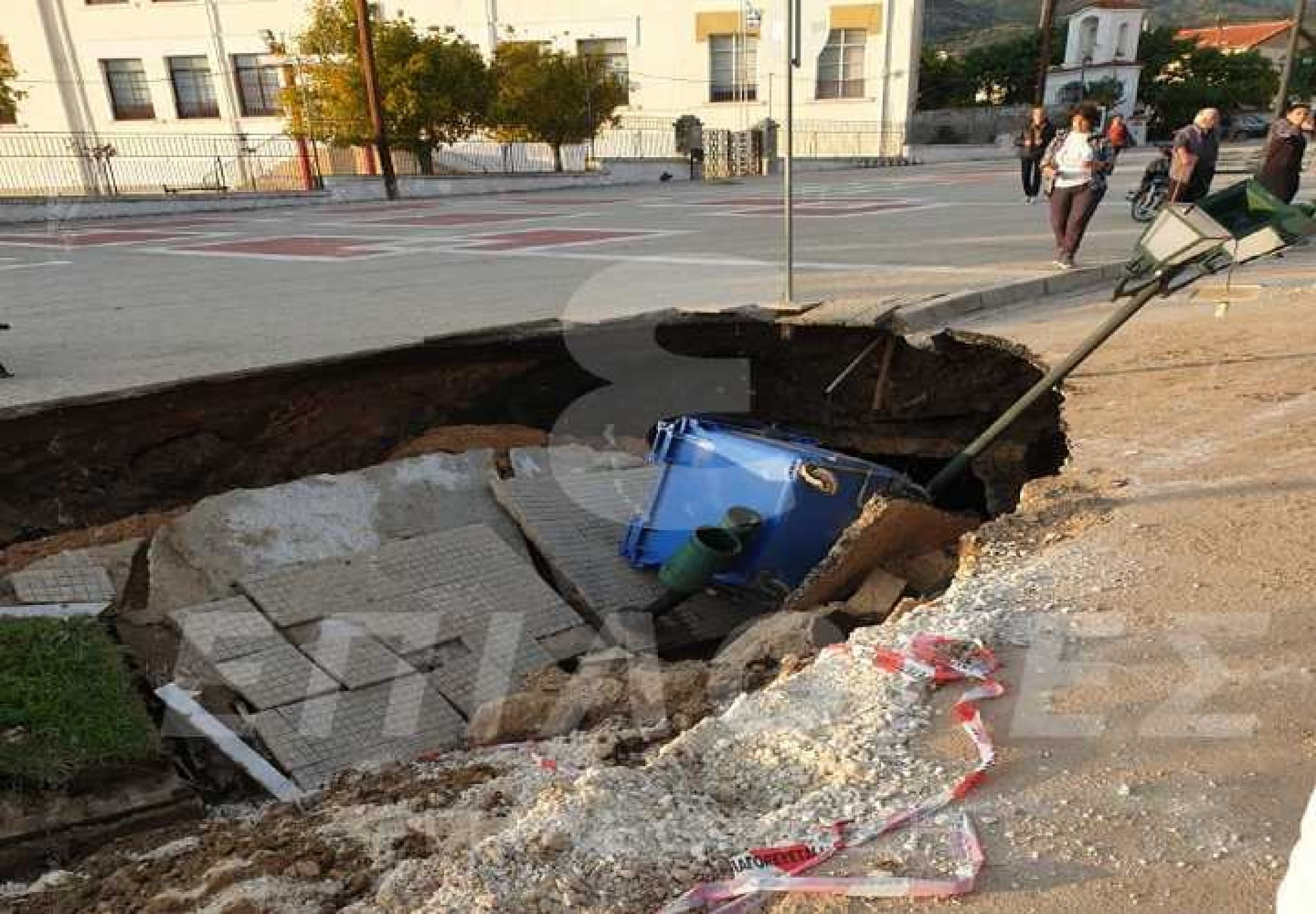 Νέο Σούλι Σερρών: Άνοιξε τρύπα βάθους άνω των 3 μέτρων σε κεντρικό δρόμο