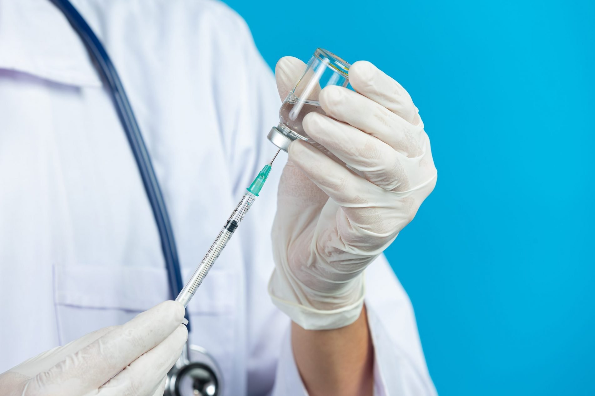 Κορονoϊός: Γιατί κάποιοι εμβολιασμένοι νοσούν βαριά