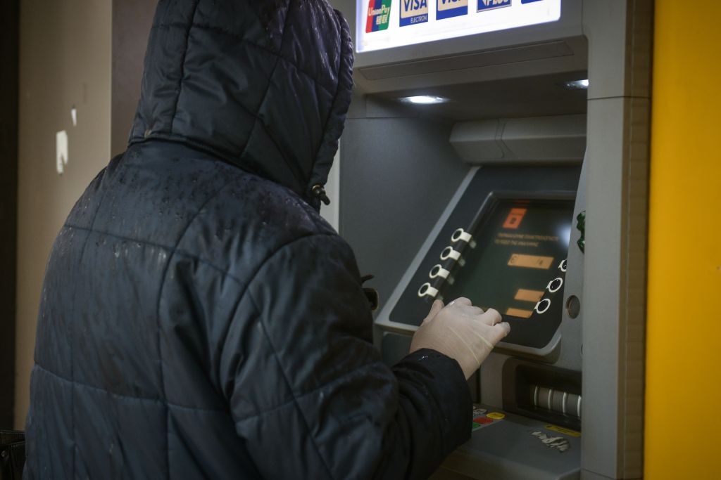 Θεσσαλονίκη: Παγίδευσαν ΑΤΜ και υπέκλεψαν στοιχεία τουλάχιστον 665 τραπεζικών καρτών