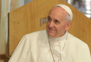 Ο πάπας Φραγκίσκος συνυπέγραψε με νέους ένα «σύμφωνο οικονομίας για την ειρήνη»