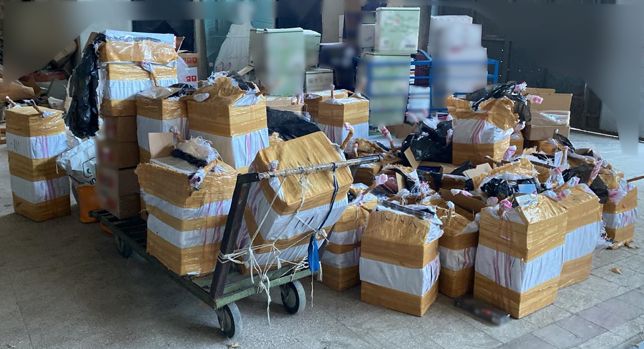 Μετέφεραν 1.240 κιλά αρωματικού καπνού και 861 κιλά και 260 λίτρα παράνομα φυτοφάρμακα- Συνελήφθησαν τρία άτομα (Φώτο)