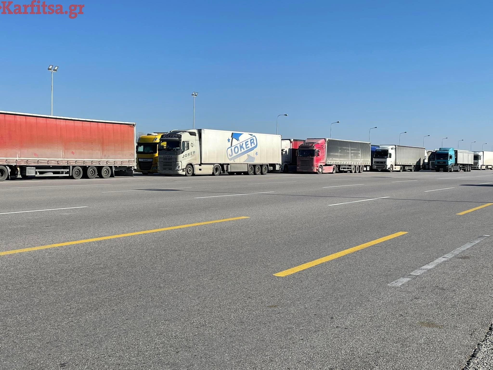 Με δυσκολία η κυκλοφορία στην ΠΑΘΕ λόγω των ακινητοποιημένων φορτηγών (BINTEO)