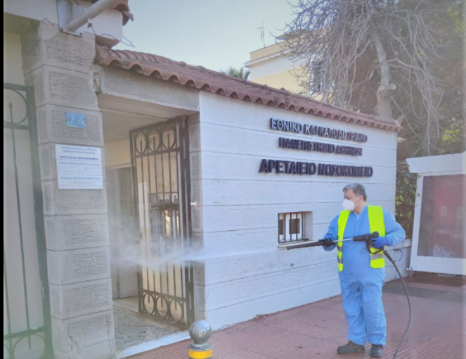 Συνεργεία του Δήμου Αθηναίων απολύμαναν εξωτερικούς χώρους και εισόδους 12 νοσοκομείων
