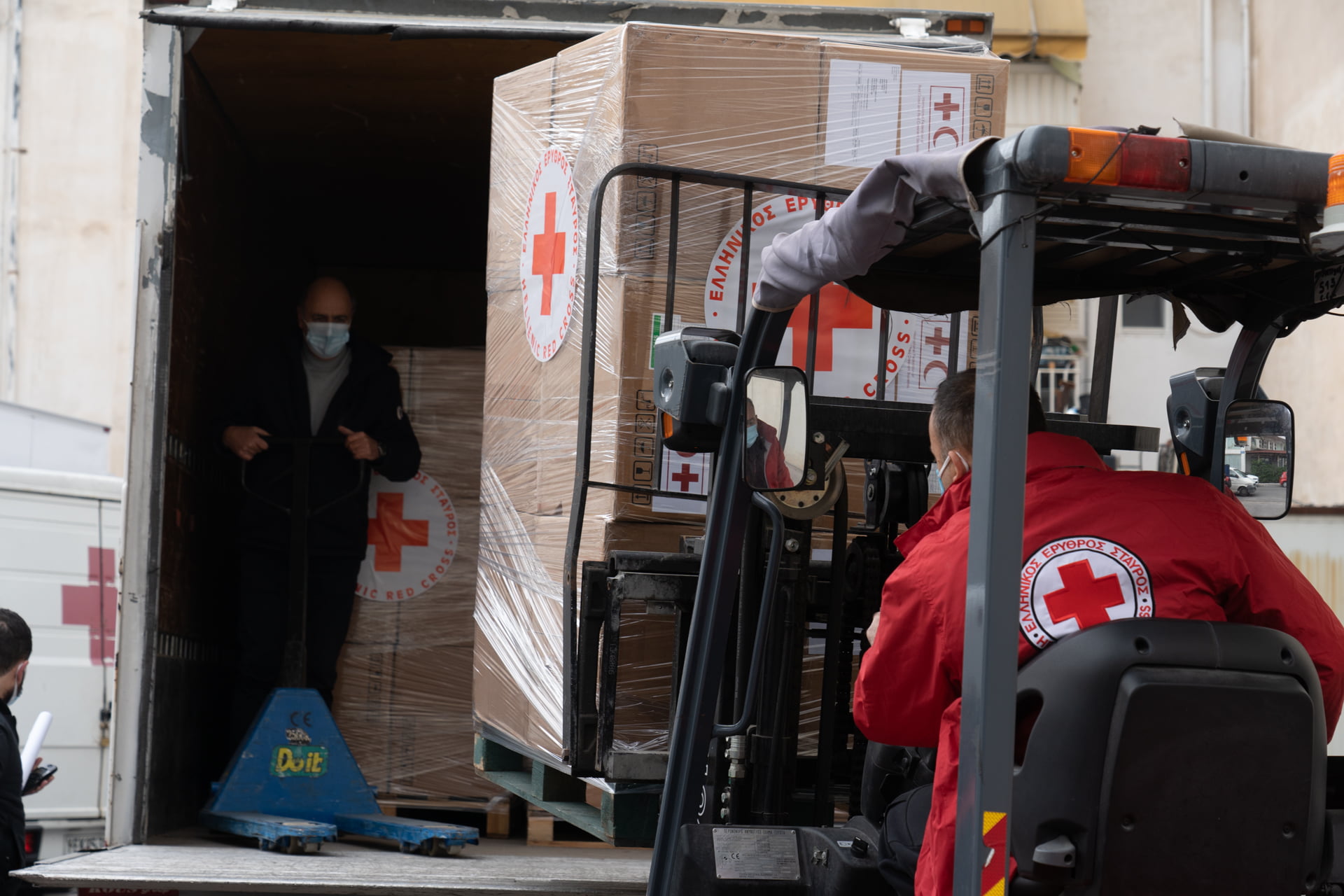 Ελληνικός Ερυθρός Σταυρός: Χορηγία μεγάλων ποσοτήτων Rapid και PCR Test στο Υπουργείο Υγείας