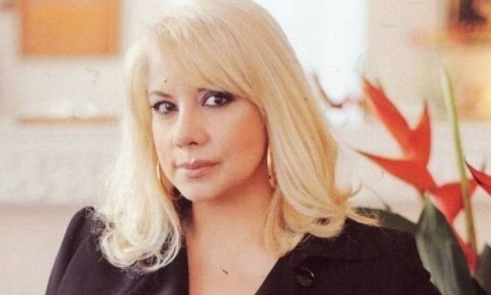 Άννα Αδριανού: «Νομίζω ότι ήμουν ερωτευμένη με τον ‘έρωτα’ στους γάμους μου μέχρι που γνώρισα τον τωρινό μου άντρα»