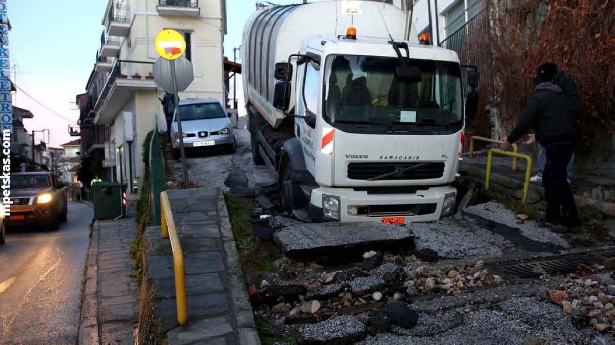 Λακκούβα στο οδόστρωμα «κατάπιε» απορριμματοφόρο στην Καστοριά (ΦΩΤΟ)