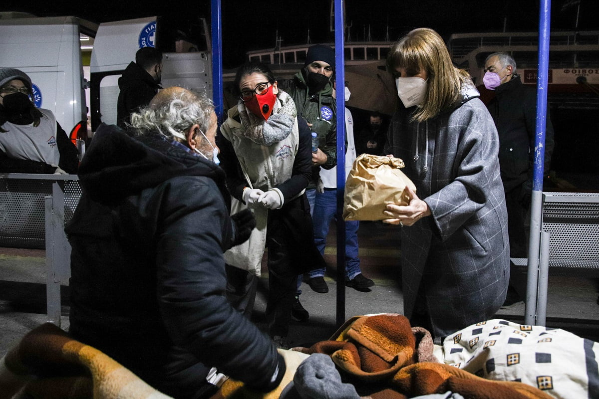Φαγητό στους άστεγους μοίρασε για 2η φορά σε λίγες ημέρες η Κατερίνα Σακελλαροπούλου
