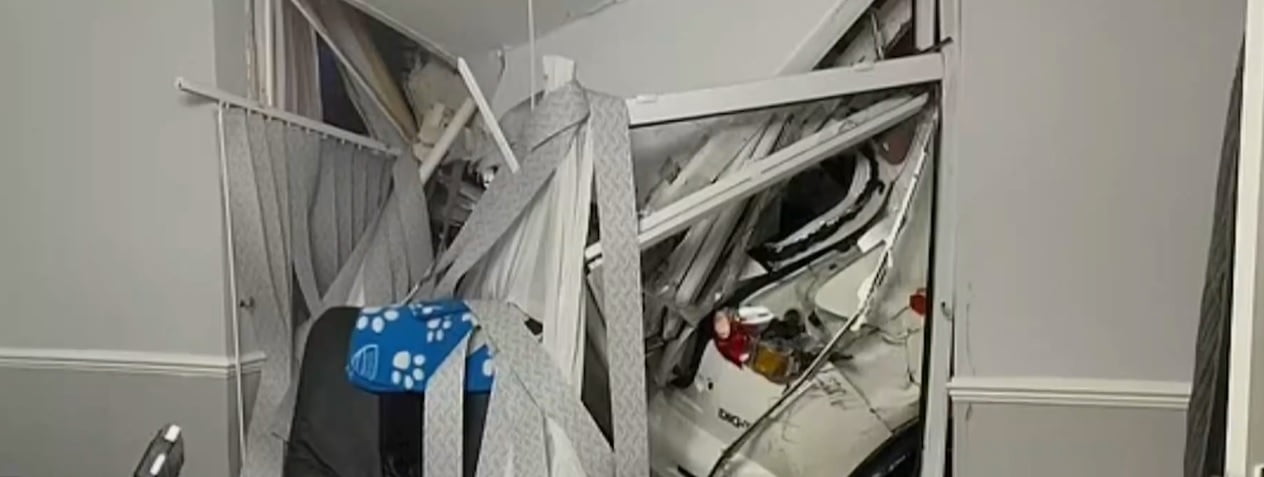 Bρετανία: Ξύπνησαν και βρήκαν αυτοκίνητο στο σαλόνι τους