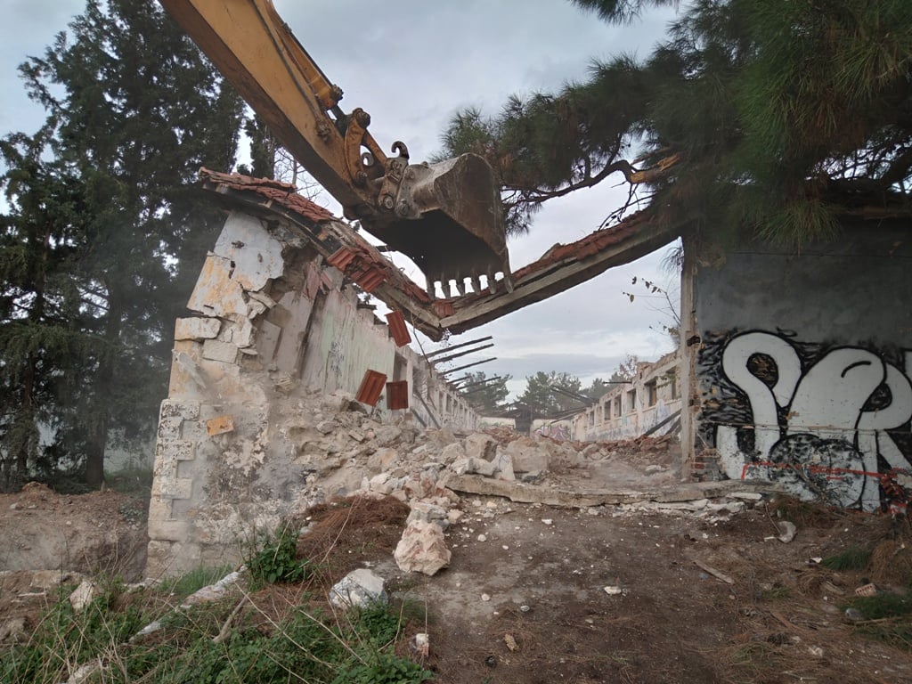 Μητροπολιτικό Πάρκο Παύλου Μελά: Μετά τις κατεδαφίσεις κτηρίων συνεχίζονται οι εργασίες με κοπή ξερών δέντρων και κλαδέματα