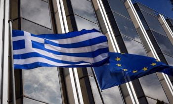 Η ΕΕ να στηρίξει την Ελλάδα όσο και την «άσχετη» με δεσμεύσεις Ουκρανία
