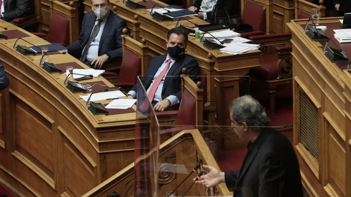 Πιάστηκαν στα χέρια Γεωργιάδης-Πολάκης στη Βουλή – Τους χώρισε η φρουρά