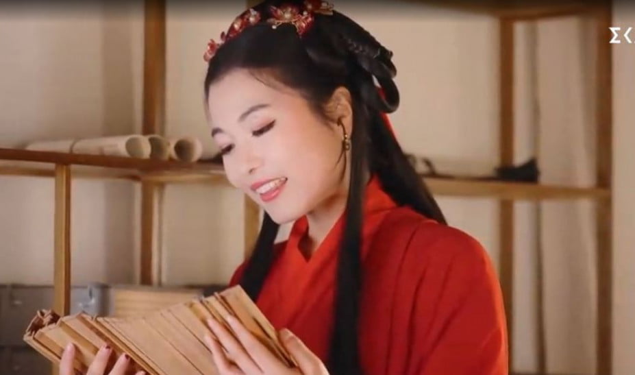 Κινέζα τραγουδάει Έλενα Παπαρίζου και γίνεται viral – Δείτε το βίντεο