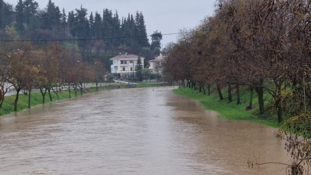Τρίκαλα: Υπερχείλισε ο Ληθαίος ποταμός (vid)